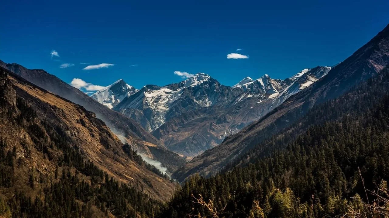 A scenic view of Swargarohini peaks covered in snow.